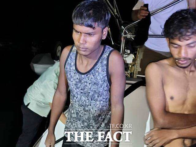 유엔난민기구에 따르면 지난 1월부터 11월 초까지 5100명 이상의 로힝야족이 말레이시아나 방글라데시로 향하는 배를 탔고, 그중 약 600명이 사망하거나 실종된 것으로 추정된다. 사진은 지난 8일 말레이시아 북부 휴양지 랑카위 앞바다에서 구조된 사고 생존자들의 모습.