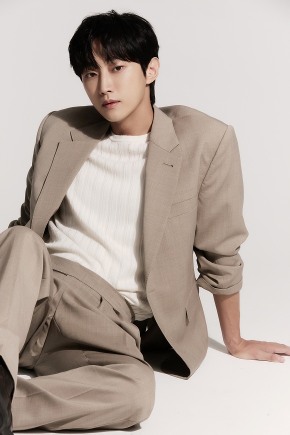 진영은 예전에는 연기를 잘하고 싶다는 마음이 앞섰다면 이제는 일상같이 편하게 하고 싶은 게 제 목표이자 연기관이라고 말했다. /매니지먼트 런