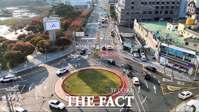 회전교차로로 조성된 중앙호수공원 사거리 모습. /서산시.