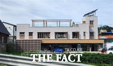경기도와 파주시가 함께 추진해 온 접경 지역 주민자생적 마을활력사업의 대표 성과로 10일 개소한 월롱 다락카페&마을방앗간의 모습. /경기도