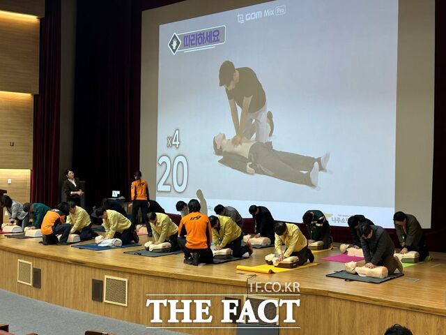 11일 전력거래소가 전 직원을 대상으로 심폐소생술 교육을 실시하고 있다./전력거래소