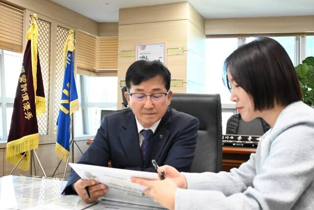 송춘수 농협손해보험 대표이사(왼쪽)가 1호 가입을 진행하고 있다. /NH농협손해보험