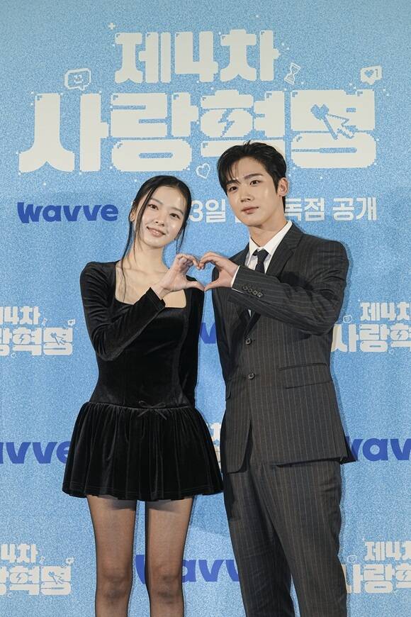 배우 황보름별(왼쪽)과 김요한이 11일 오전 11시 서울 마포구 스탠포드호텔 2층 그랜드볼룸에서 열린 웨이브 새 오리지널 시리즈 '제4차 사랑혁명' 제작발표회에 참석해 포즈를 취하고 있다. /웨이브