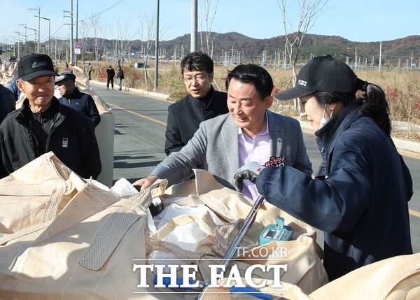 서철모 서구청장이 11일 공공비축미곡 매입 현장을 방문해 관계자들을 격려하고 있다. /대전 서구