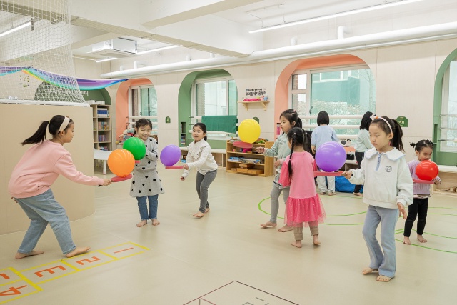양천구가 내년부터 서울시 최초로 양천형 밤샘 긴급돌봄 키움센터를 운영한다. 사진은 우리동네 키움센터 양천 6호점 체육수업 모습. /양천구