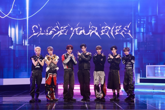그룹 클로즈 유어 아이즈의 켄신 송승호 전민욱 마징시앙 김성민 장여준 서경배(왼쪽부터)가 11일 오후 서울 강서구 SBS 공개홀에서 열린 세 번째 미니앨범 blackout의 미디어 쇼케이스 포토타임에서 포즈를 취하고 있다./언코어