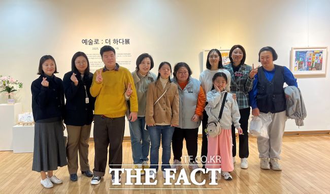 신계용 과천시장(왼쪽 4번째)이 예술로 더하다 전시회 참여 장애인·관계자들과 기념 촬영을 하고 있다. /과천시