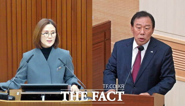 김현미 의원(왼쪽)이 11일 세종시의회 제102회 정례회 제1차 본회의에서 시정문을 하자 최민호 세종시장이 답변하고 있다. /김형중 기자