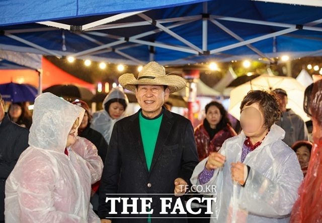 박희수 진도군수가 진도홍주 하이볼 페스타에 참석해 관광객과 대화를 나누고 있다./진도군