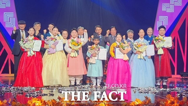 제38회 전국어린이판소리왕중왕대회에서 이승우 군(고창초4)이 심청가 중 심봉사 심청이 기다리는 대목을 열창해 대상을 차지했다. /고창군