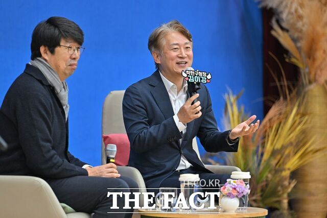 김이강 서구청장이 서구기억해온단 성과공유회에서 인사말을 하고 있다./광주 서구