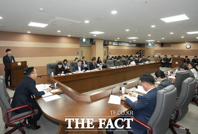 10일 아산시의회 의회동 3층 다목적회의실에서 열린 2025년도 제5회 아산시의회 의원회의 모습. 주요 현안 14건에 대해 부서별 보고와 질의가 진행되고 있다. /아산시의회