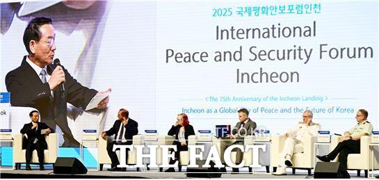 유정복 시장이 9월 15일 송도컨벤시아에서 열린 2025 국제평화안보포럼인천에서 75년 전 연대, 지속가능한 협력과 미래지향적 평화를 주제로 리더세션을 진행하고 있다. /인천시