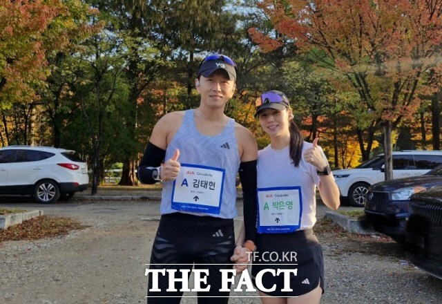 마라톤 해설위원으로도 활동 중인 배우 진태현(왼쪽)이 11일 소셜미디어를 통해 마라톤 사고로 뇌사 상태에 빠진 을 추모했다. /진태현 소셜미디어