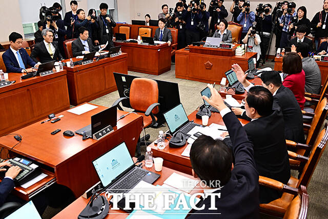 의사진행 발언 요청하는 국민의힘 의원들.