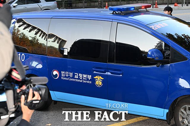 윤석열 전 대통령이 11일 오전 서울 서초구 한샘빌딩에 마련된 순직 해병 특검 사무실에 호송차를 타고 출석하고 있다. /박헌우 기자