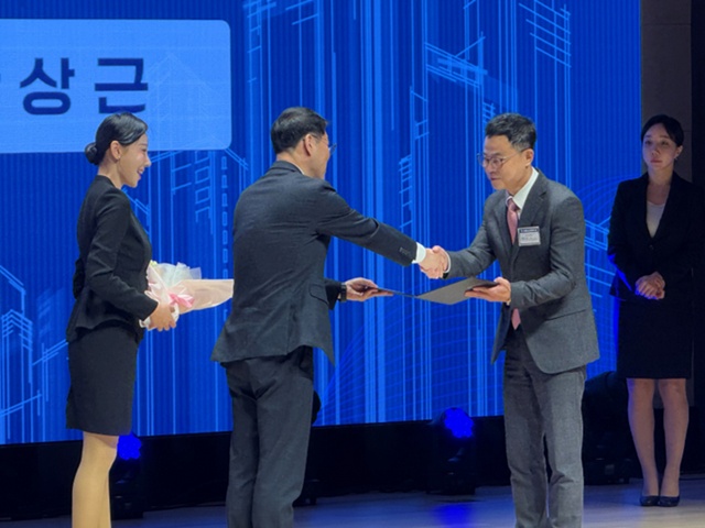 안상근 니소스씨앤디 대표가 제10회 부동산산업의 날 기념식에서 국토교통부 장관상을 수상했다. /니소스씨앤디