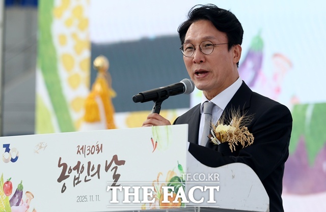 김민석 국무총리(사진)는 11일 오후 강원 원주시 젊음의광장에서 열린 제30회 농업인의 날 기념식에서 기념사를 진행했다. /뉴시스