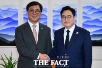  최휘영 문체부 장관 접견하는 우원식 국회의장 [TF사진관]