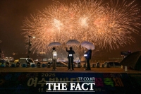  여수밤바다 불꽃축제, 악천후 속에도 '12만 명' 운집