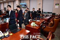 안건 없이 열린 법사위...'40분 만에 정회' [TF사진관]