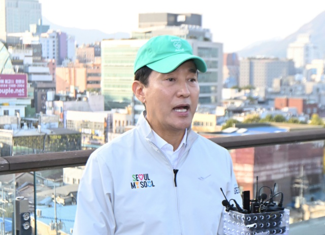 오세훈 서울시장이 7일 종로구 세운상가 옥상정원을 방문해 세운4구역 관련 현장브리핑하고 있다. /서울시