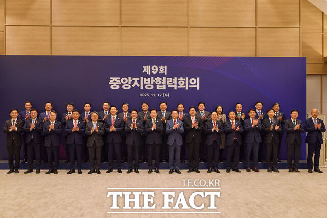 12일 이재명 대통령이 서울 용산 대통령실 청사에서 열린 중앙지방협력회의에서 김민석 국무총리, 시도지사협의회장인 유정복 인천시장, 오세훈 서울시장, 김관영 전북도지사 등 참석자들과 기념촬영을 하고 있다. /뉴시스