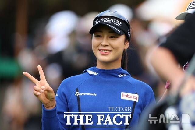 윤이나가 14일부터 투어챔피언십 출전권이 걸린 운명의 일전에 돌입한다. 사진은 지난 BMW 레이디스 챔피언십 2025 1라운드에서 티샷을 마친 뒤 이동하며 포즈를 취하고 있는 모습./뉴시스