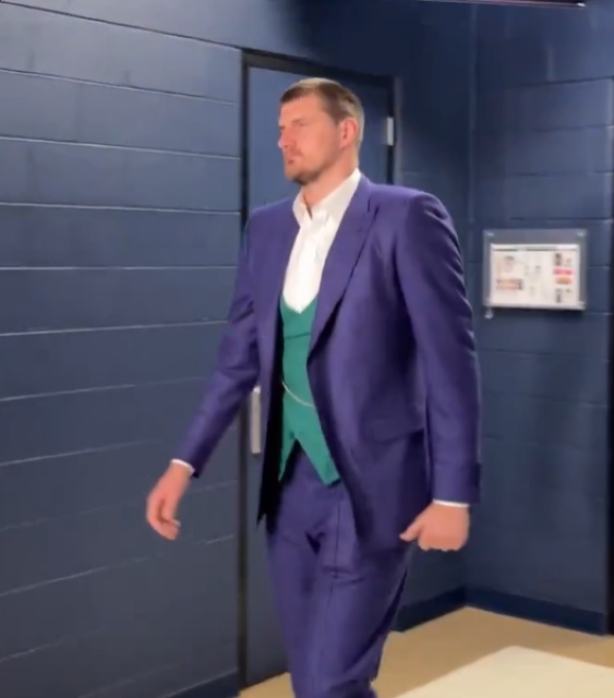 요키치는 2025년 5월 플레이오프 기간 중 조커복장으로 경기장에 나타나 화제가 됐다. 내심 조커라는 별명이 마음에 드는 모양이다. / X(구 트위터) NBA공식계정 동영상 캡처