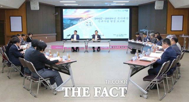 정읍시는 지난 11일 이학수 시장 주재로 2027~2028년 국가예산 신규 사업 발굴 보고회를 열고 1400억 원대 환경시설 사업을 포함한 26건 사업의 추진 방안을 점검했다. /정읍시