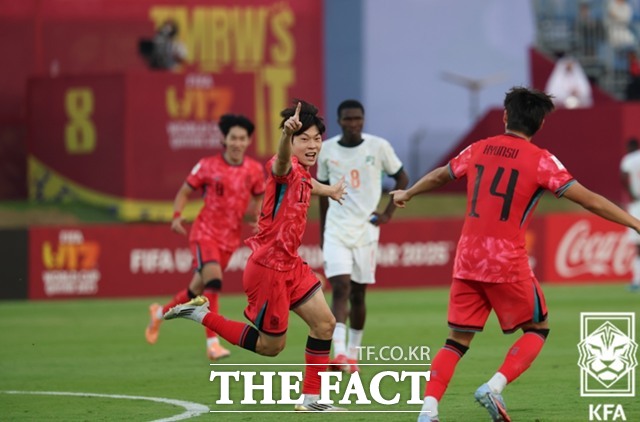 한국의 U-17 대표팀이 오는 15일 잉글랜드와 2025 FIFA U17 월드컵 32강전을 펼치게 됐다. 사진은 코트디부아르와 F조 3차전에서 한국의 두 번째 골을 터뜨린 뒤 기뻐하고 있는 정현웅./KFA