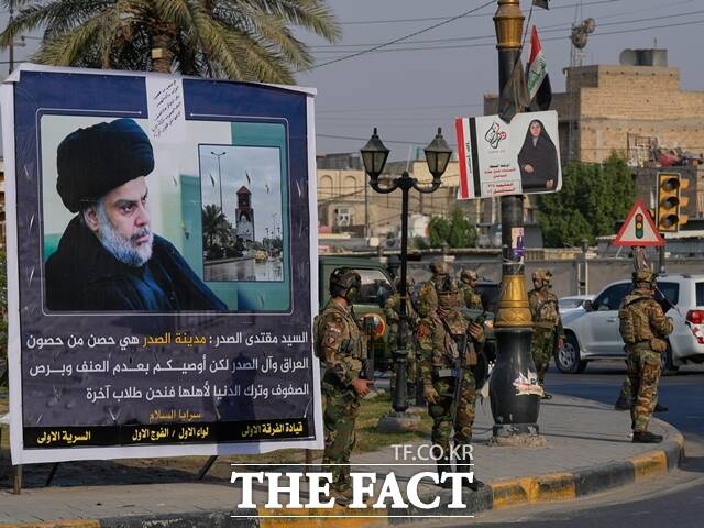 이라크 보안 당국은 총선을 앞두고 불법으로 유권자 등록증을 매매한 혐의로 46명을 체포했고, 등록증 약 1841장을 압수했다고 밝혔다. 사진은 총선이 치러진 11일 바그다드를 순찰하고 있는 이라크군의 모습. /AP.뉴시스