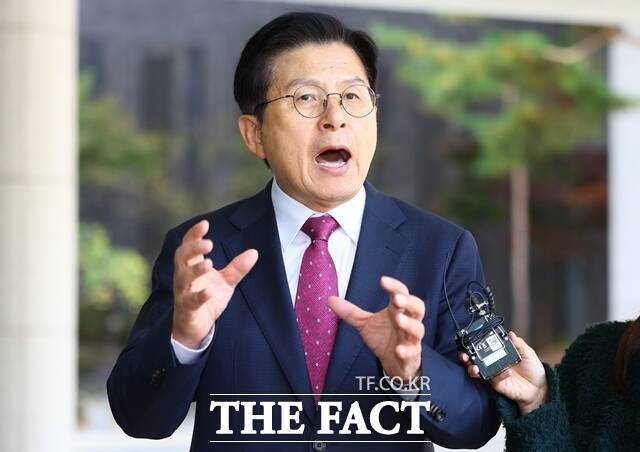 내란 선전선동 혐의로 체포된 황교안 전 국무총리가 12일 오전 서울 서초구 서울고등검찰청에 마련된 내란 특검 사무실에 도착해 입장을 밝히고 있다. /뉴시스