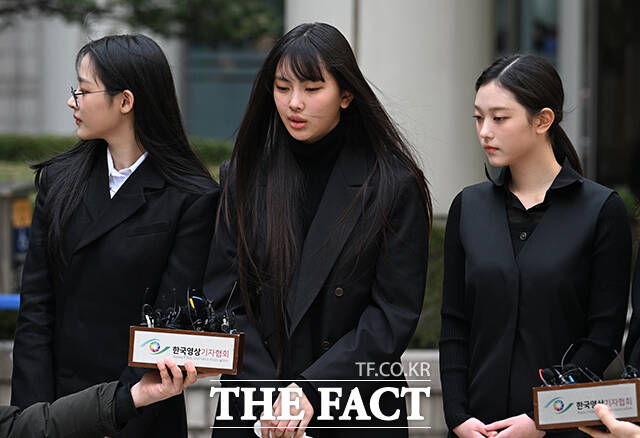 그룹 뉴진스의 혜인(가운데)과 해린(오른쪽)이 어도어로 복귀를 결정했다. 어도어는 이들이 원활한 연예활동을 이어갈 수 있도록 최선을 다하겠다고 입장을 밝혔다./더팩트DB