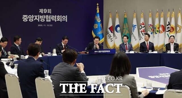 12일 이재명 대통령이 서울 용산 대통령실 청사에서 열린 중앙지방협력회의에서 김관영 전북도지사(가운데 뒷모습)를 바라보며 발언하고 있는 가운데 김 지사가 답변을 준비하고 있다. /뉴시스