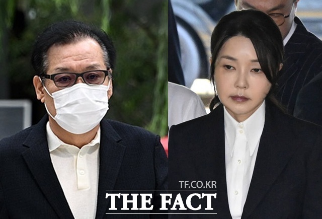 김건희 여사(오른쪽)가 건진법사 전성배 씨(왼쪽)를 통해 통일교 측으로부터 받았다고 알려진 샤넬 가방과 그라프 다이아몬드 목걸이가 12일 처음으로 법정에서 공개됐다./더팩트 DB