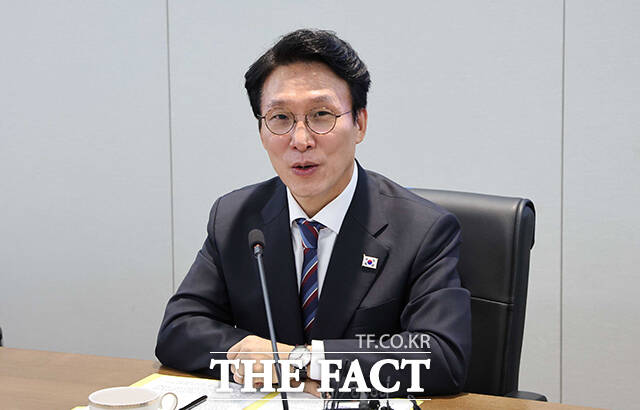 김민석 국무총리는 12일 이른바 응급실 뺑뺑이 문제에 대해 저희가 더 책임감을 갖고 다뤄봐야겠다고 밝혔다. 또 의료진 입장에서는 밤낮없이 애쓰고 최선을 다하는데, 그 단어를 듣는 것 자체가 억울할 수 있겠다고 말했다. /청사사진기자단