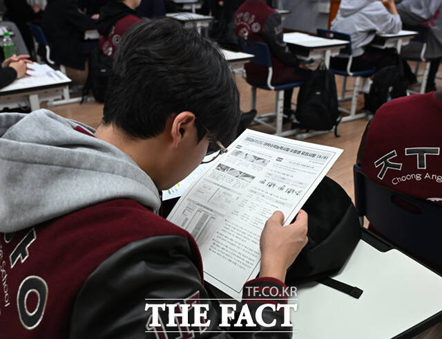 수험생은 이날 예비소집에 참석해 수험표를 수령하고 시험 유의사항 등 각종 안내사항을 전달받는다. 수능 유의사항이 담긴 자료를 살피는 고3 수험생.