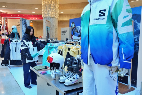 국내 백화점 3사(롯데·신세계·현대)가 급격히 추워진 날씨로 패션·스포츠·리빙 등 전 상품군의 겨울 프로모션에 돌입하기로 했다. /롯데백화점