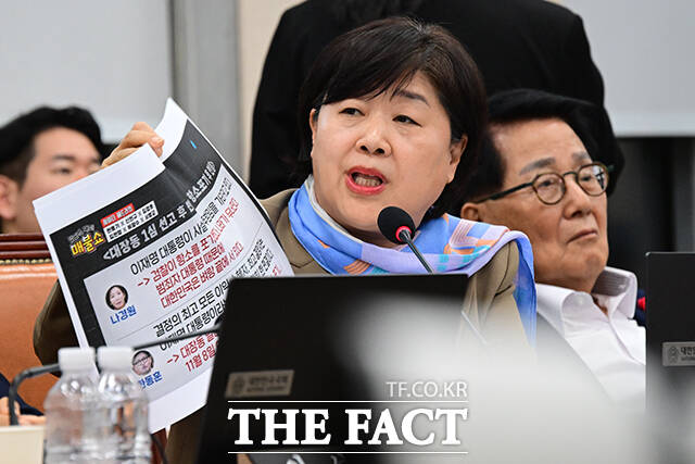 추미애 국회 법제사법위원장이 이날 회의를 주재하며 안경을 고쳐쓰는 모습.