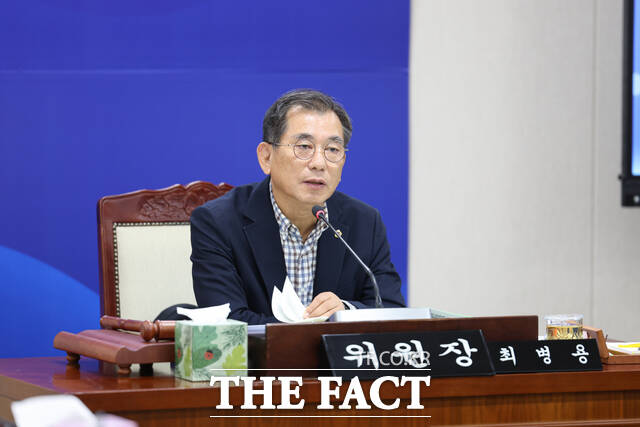 최병용 전남도의원이 11일 전남도의회 행정사무감사에서 전남사회서비스원의 연구기능 강화 필요성을 제기하고 있다. /전남도의회