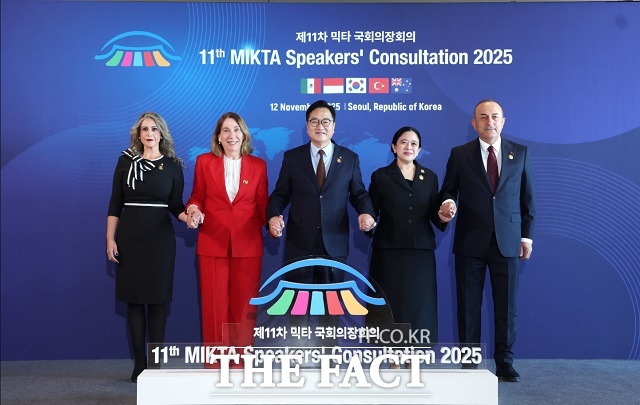 우원식 국회의장이 12일 서울 광진구 그랜드&비스타 워커힐 호텔에서 열린 제11차 믹타(MIKTA) 국회의장회의에서 각국 의회 대표 참석자들과 기념 촬영을 하고 있다. 파울리나 루비오 멕시코 하원부의장(왼쪽부터), 수 라인즈 호주 상원의장, 우 의장, 푸안 마하라니 인도네시아 하원의장, 메블뤼트 차우쇼을루 튀르키예 의원. /국회의장실 제공