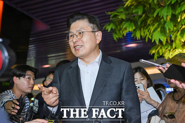 6·3 대선을 앞두고 황교안 무소속 대선 후보가 21일 오전 서울 동대문의 한 영화관을 찾아 영화 부정선거, 신의 작품인가 관람을 마치고 발언하고 있다. /장윤석 기자