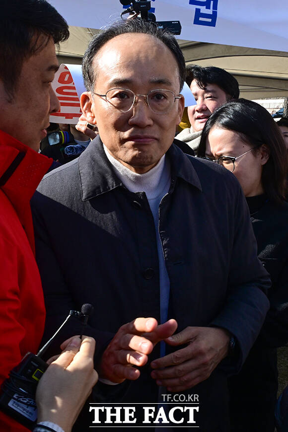 구속영장이 청구된 추경호 국민의힘 전 원내대표(가운데)가 12일 오전 서울 여의도 국회에서 열린 '대장동 일당 7400억 국고 환수 촉구 및 검찰 항소포기 외압 규탄대회'에 참석해 걸음을 옮기고 있다. /국회=남윤호 기자