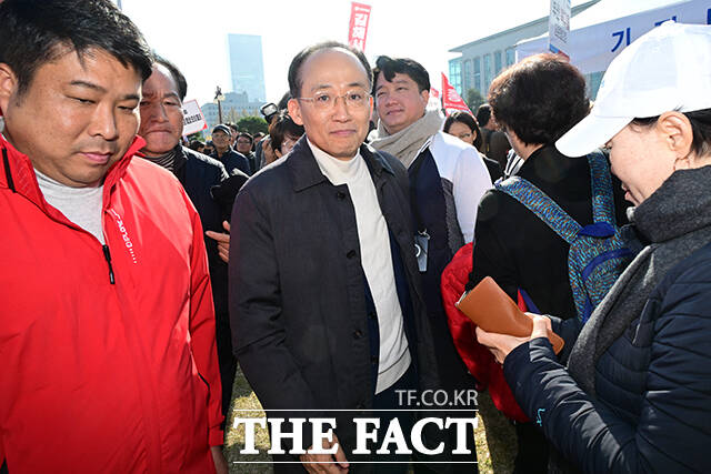 구속영장이 청구된 추경호 국민의힘 전 원내대표(가운데)가 12일 오전 서울 여의도 국회에서 열린 '대장동 일당 7400억 국고 환수 촉구 및 검찰 항소포기 외압 규탄대회'에 참석해 걸음을 옮기고 있다. /국회=남윤호 기자