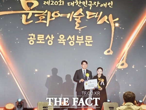 전문예술단체 ‘장애인인식개선오늘’ 소속 김준엽 시인과 박지영 사무처장이 11일 개최된 ‘제20회 대한민국장애인문화예술상’ 시상식에서 각각 국무총리 표창과 헌법재판소장 표창을 수상했다. 사진은 헌법재판소장 표창을 수상하고 있는 박지영 사무처장(사진 오른쪽). /장애인인식개선오늘