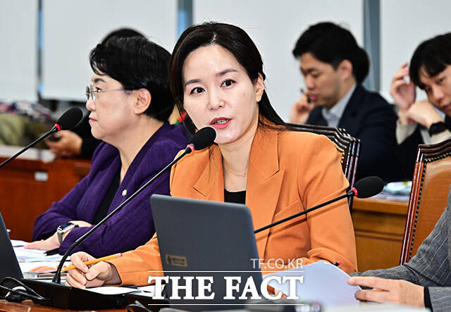 이주영 개혁신당 의원이 12일 오전 서울 여의도 국회에서 열린 보건복지위원회 전체회의에 참석해 정은경 보건복지부 장관에게 질의를 하고 있다. /국회=배정한 기자