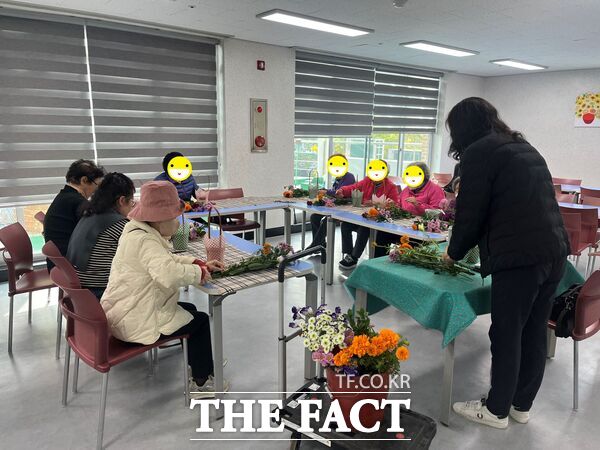 대덕구노인종합복지관이 12일 신대노인복지관 2층 식당에서 노인 맞춤 돌봄서비스 찾아가는 프로그램을 진행하고 있다. /대덕구노인종합복지관