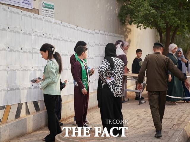 이라크에서 11일(현지시간) 진행된 총선의 투표율이 55%를 기록했다. 사진은 이날 이라크 북부 키르쿠크의 한 투표소에서 유권자들이 투표를 하기 전 자신의 이름을 찾는 모습. /AP.뉴시스