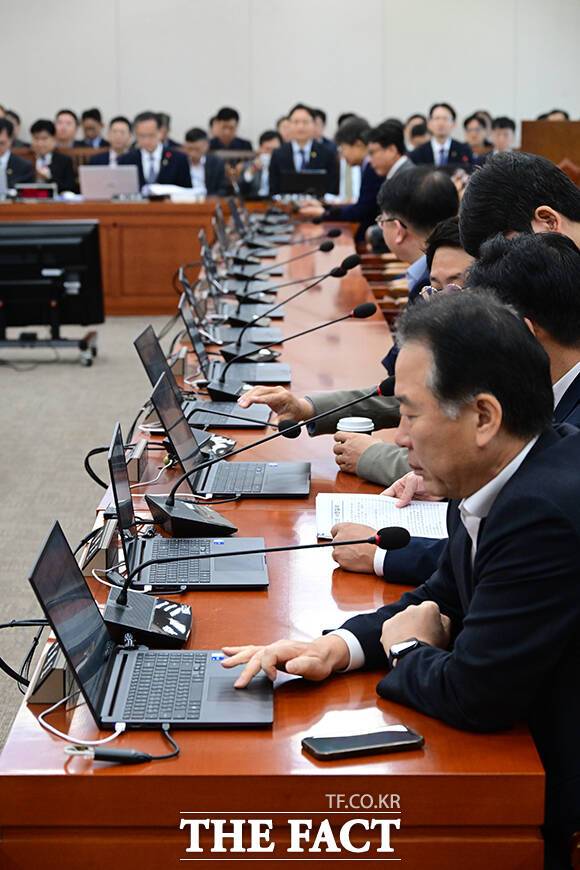 12일 오전 서울 여의도 국회에서 열린 기획재정위원회 전체회의에서 여당 의원들이 노트북으로 2026년 예산 제안서를 확인하고 있다. /국회=남윤호 기자